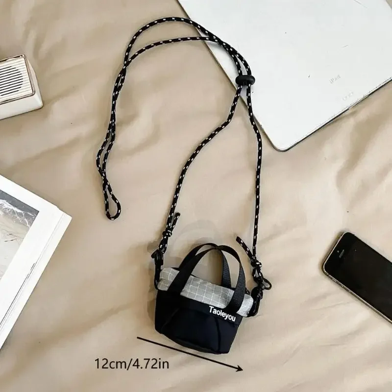 sac à main miniature chic en nylon pour femmes, design de niche avec pochette pour pièces de monnaie et écouteurs, sacoche à bandoulière, 2025