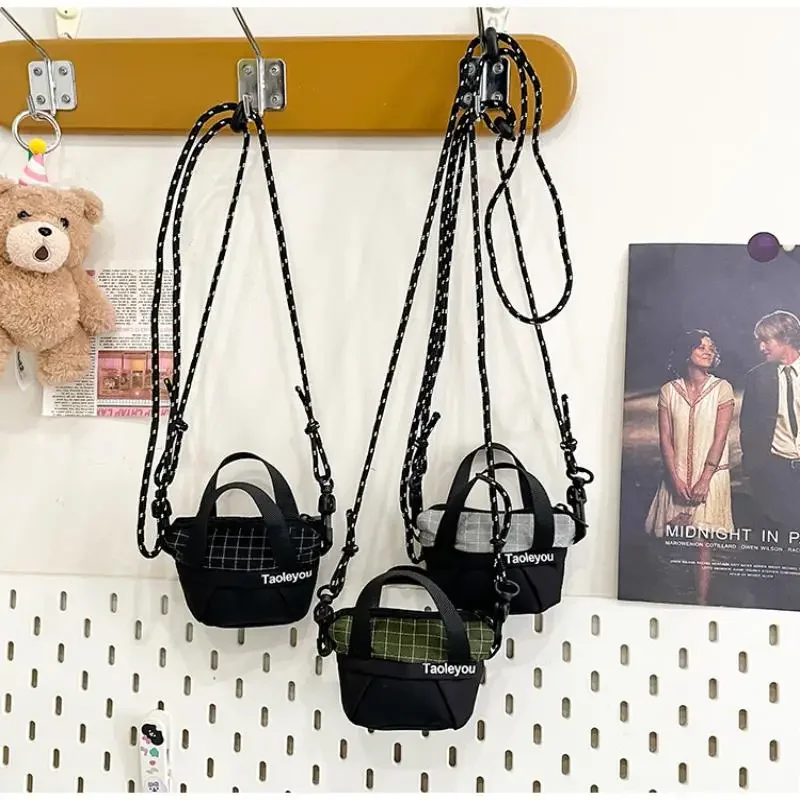 sac à main miniature chic en nylon pour femmes, design de niche avec pochette pour pièces de monnaie et écouteurs, sacoche à bandoulière, 2025