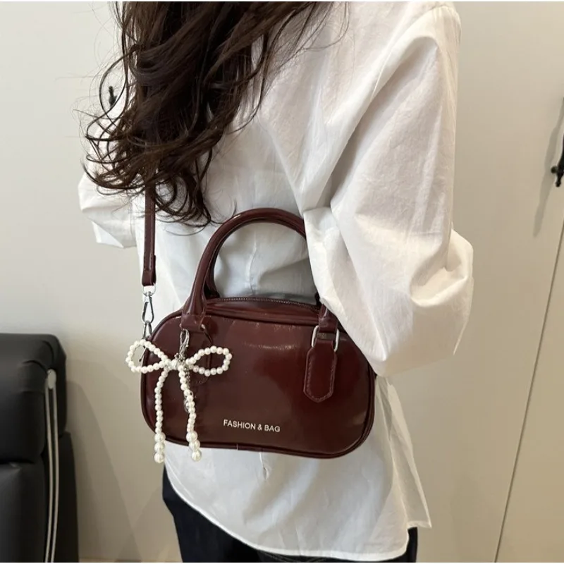 Sac haut de gamme pour femme à une seule épaule, petit sac carré polyvalent et élégant, adapté aux sorties de trajet avec un détail d'arc