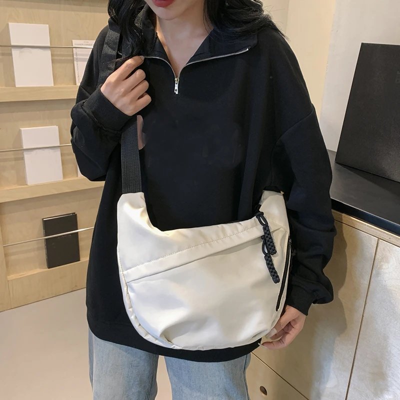 sac à main à bandoulière de nouveau style pour femmes, petit sac à bandoulière mini street à la mode, design léger et à une épaule.