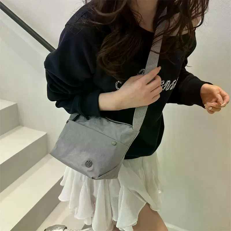 sac en nylon de grande capacité pour les déplacements quotidiens pour femmes ; sac à bandoulière décontracté en couleurs unies ; grand cadeau.