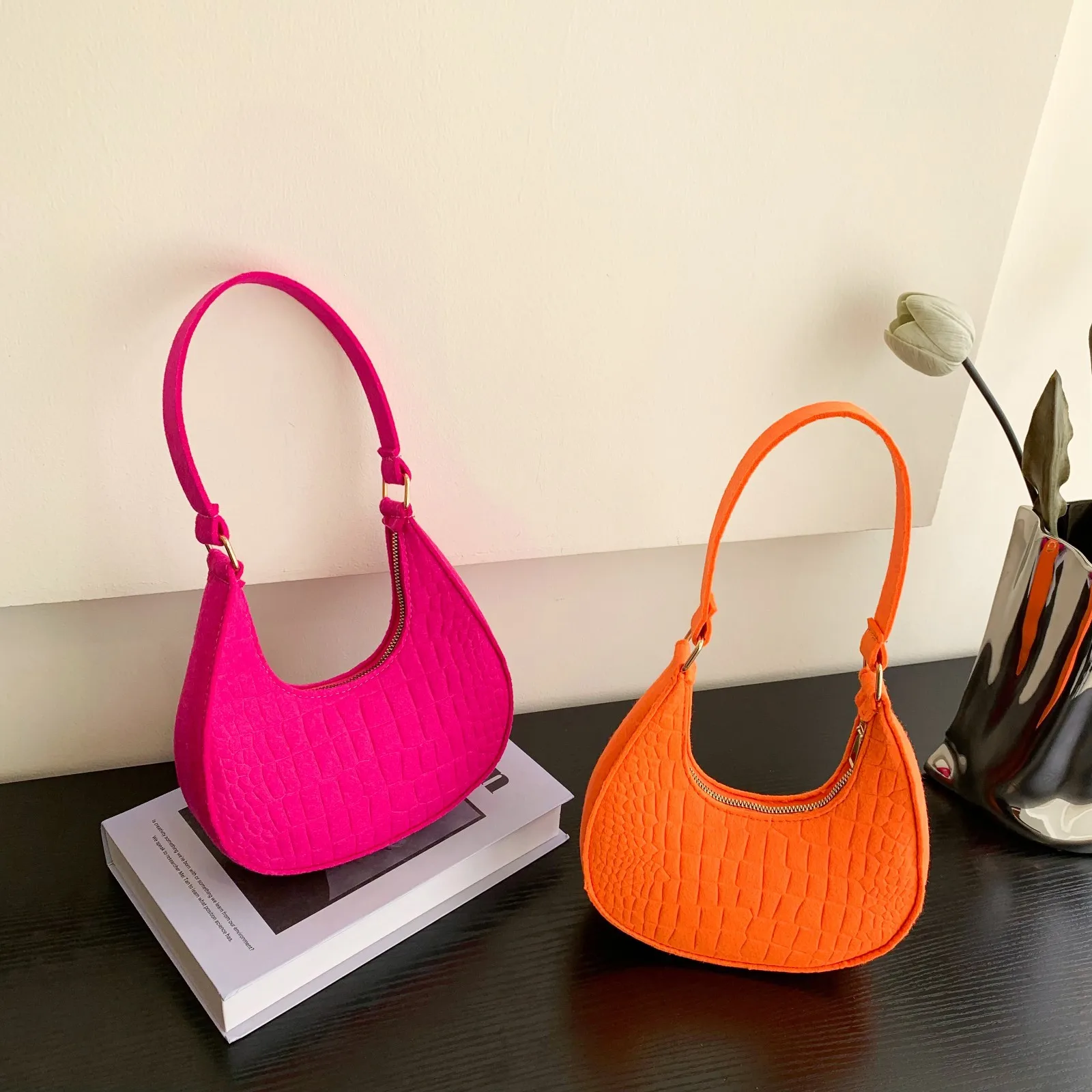 sac à main en feutre pour femmes, sac sous axillaire de styliste, sacs à bandoulière exquis, sac de selle en croissant pour dames, sac à aisselles avancé