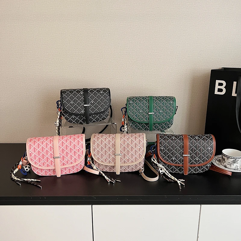 sac seau élégant en faux cuir pour femmes, fermeture à cordon avec détail de pompon, taille compacte pour les rencontres en plein air