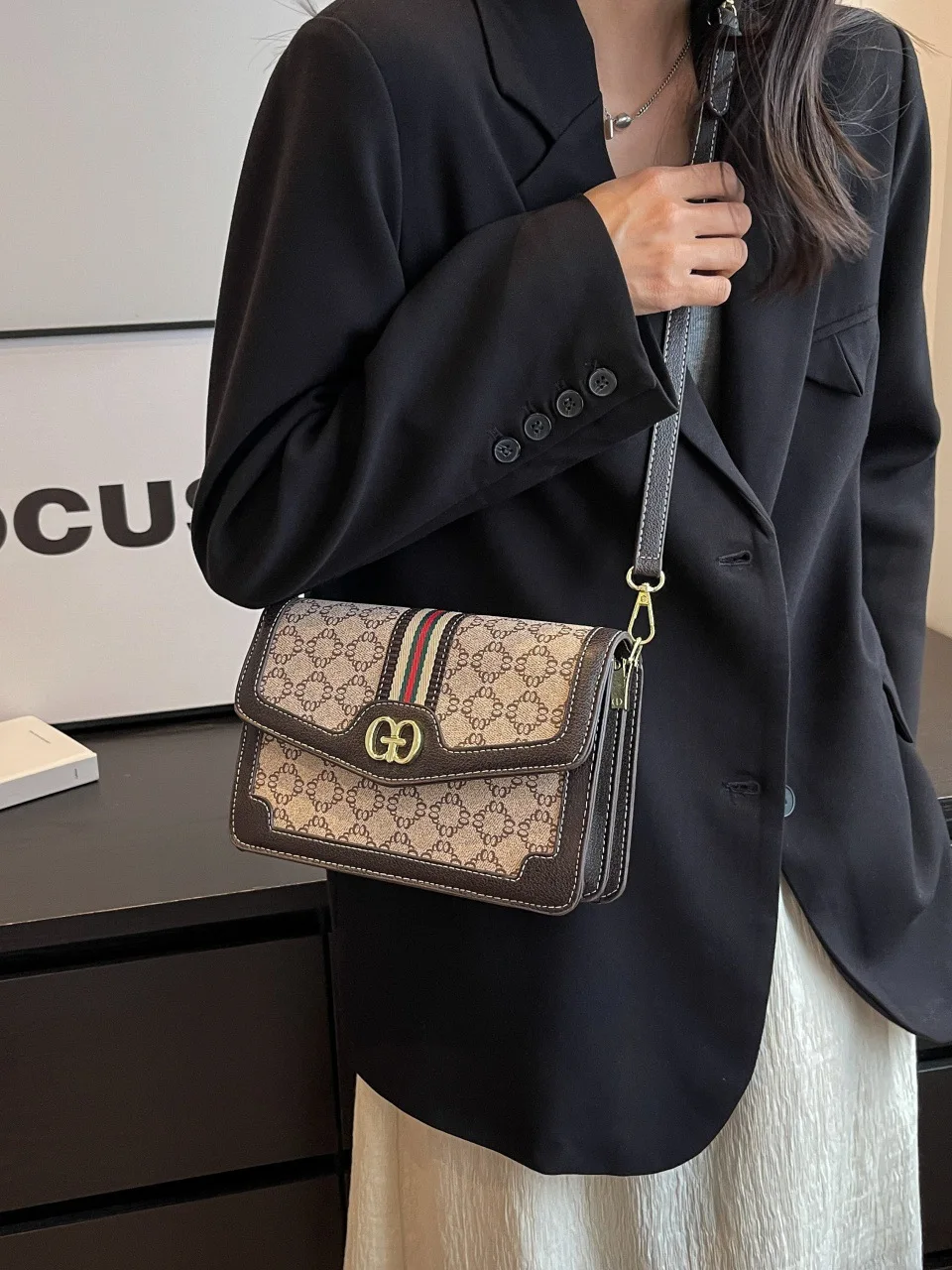 petit sac à main rétro de style design, nouveau modèle de sac à bandoulière à la mode, classique, sac d'affaires à une épaule de haute qualité, 2025