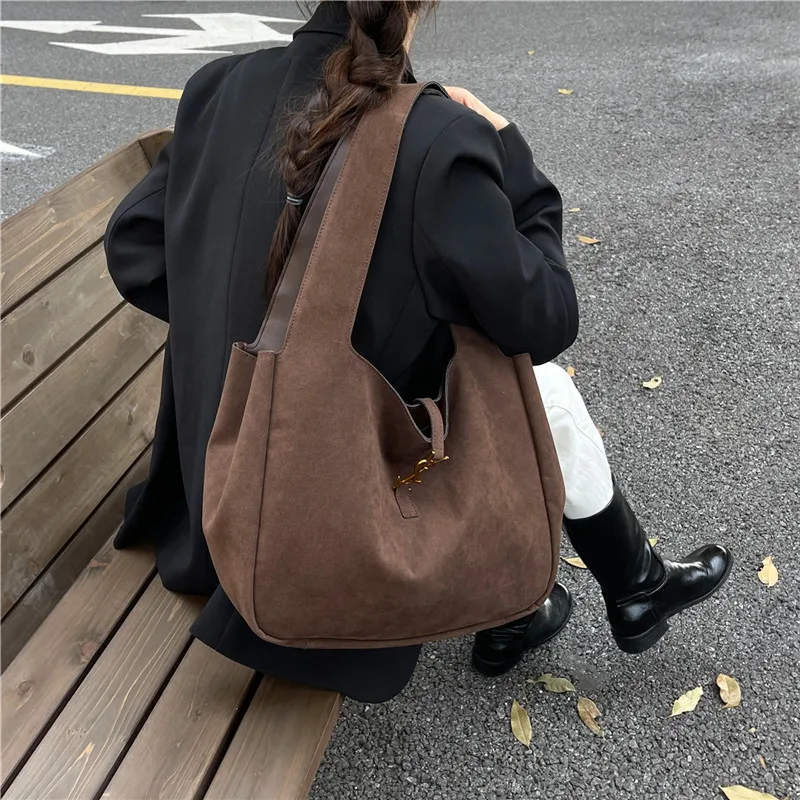 sac fourre tout rétro chic 2025, sac à main de style panier structuré pour femmes, sac à bandoulière à texture mate, sac de transport spacieux pour tous les jours