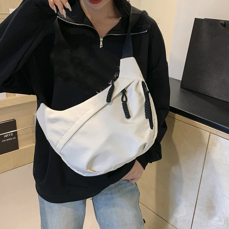 sac à main à bandoulière de nouveau style pour femmes, petit sac à bandoulière mini street à la mode, design léger et à une épaule.