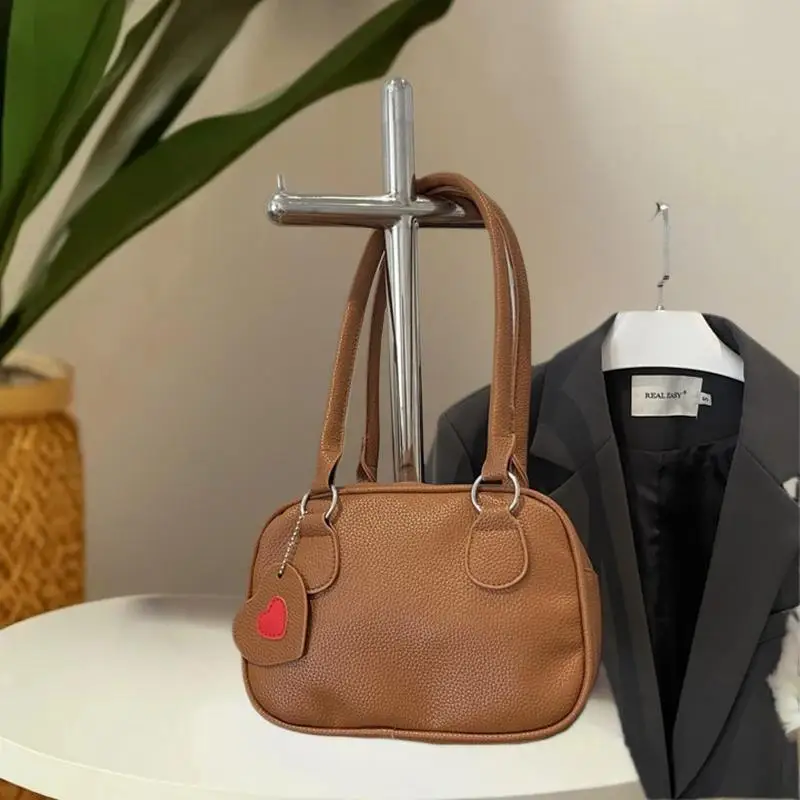 petit sac à main carré tendance pour femme ; fourre tout en cuir pu de haute qualité avec pendentif en forme de cœur, idéal pour les déplacements et les cadeaux