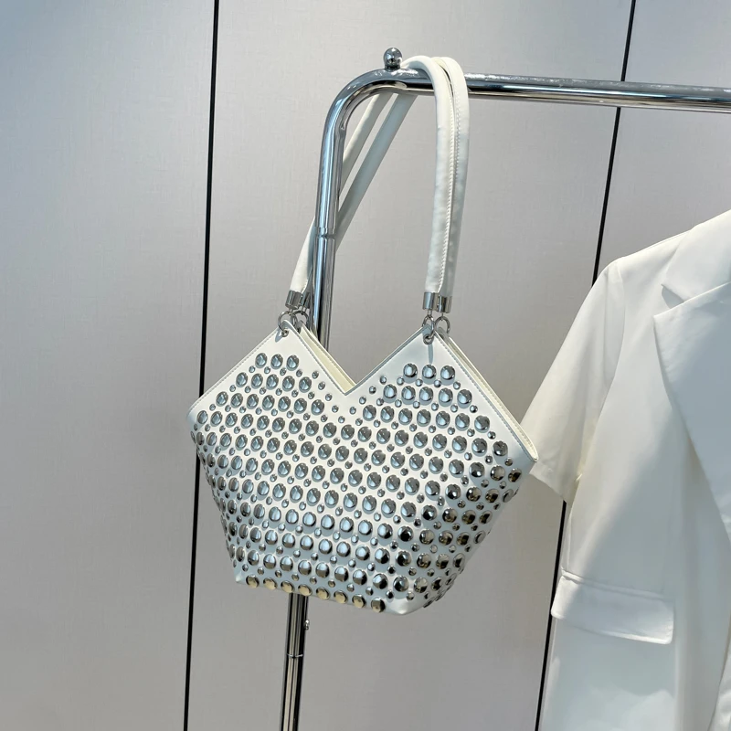 Sacs à main chics de marque de luxe, finition en cuir, sac messager et sacs fourre-tout pour femmes par un célèbre styliste élégant