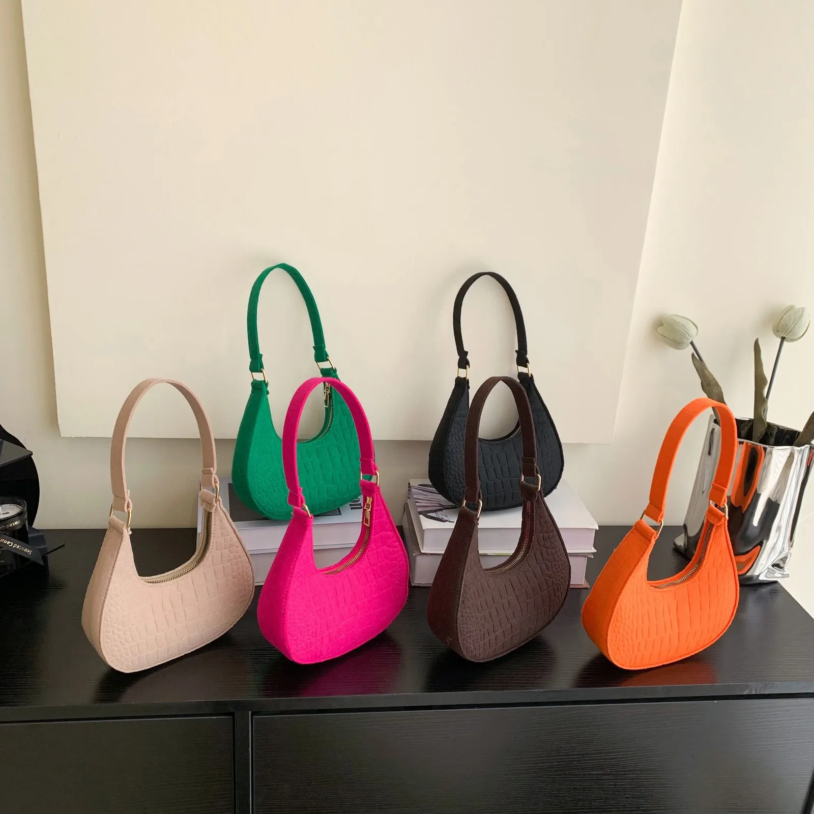 sac à main en feutre pour femmes, sac sous axillaire de styliste, sacs à bandoulière exquis, sac de selle en croissant pour dames, sac à aisselles avancé