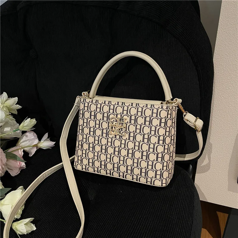 sac seau pour femme – espaceuse tenue multidirectionnelle (à main/épaule/à bandoulière), design à lettres tendance avec compartiment intérieur