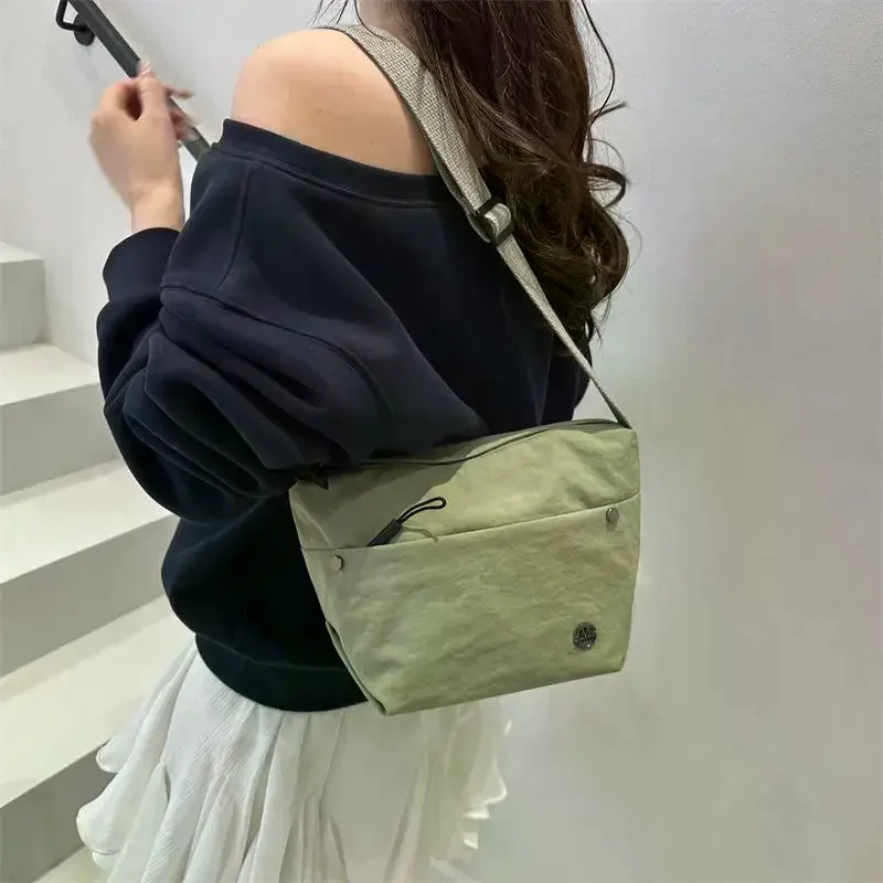 sac en nylon de grande capacité pour les déplacements quotidiens pour femmes ; sac à bandoulière décontracté en couleurs unies ; grand cadeau.