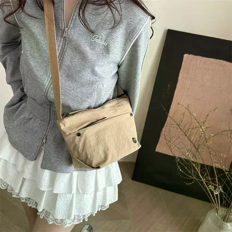 Sac en nylon de grande capacité pour les déplacements quotidiens pour femmes ; Sac à bandoulière décontracté en couleurs unies ; Grand cadeau.
