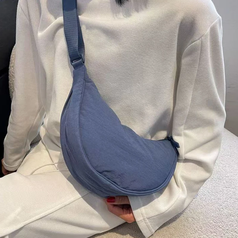 sac pour femme – un sac en nylon de forme ronde avec une bandoulière, adapté aux voyages, à l'école ou au shopping.