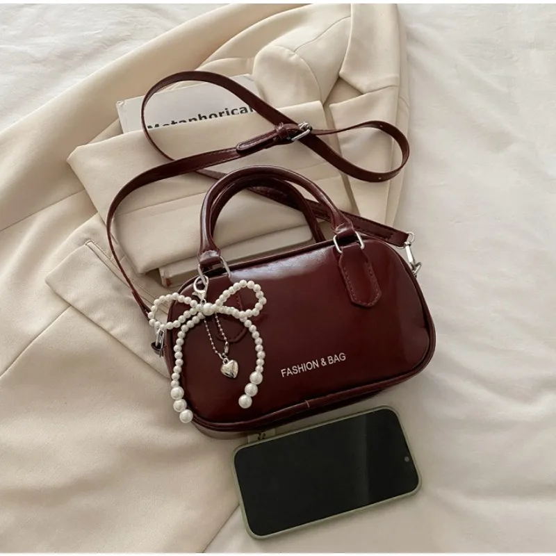sac haut de gamme pour femme à une seule épaule, petit sac carré polyvalent et élégant, adapté aux sorties de trajet avec un détail d'arc