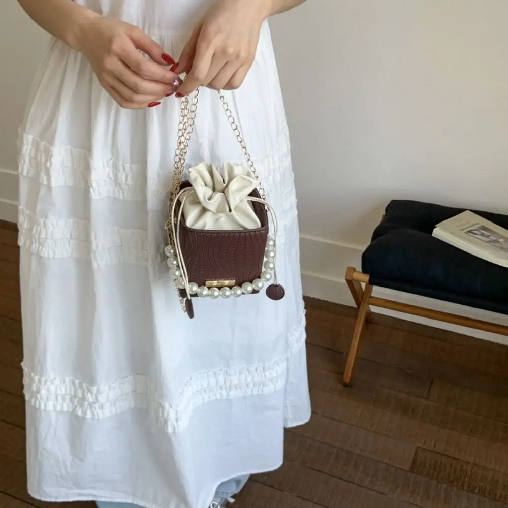 sac à main chic et tendance pour femmes, sac à bandoulière léger et élégant avec cordon de serrage, sangle en chaîne de perles, sac seau pour voyage en plein air