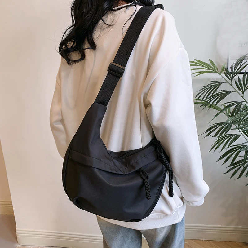 sac à main à bandoulière de nouveau style pour femmes, petit sac à bandoulière mini street à la mode, design léger et à une épaule.
