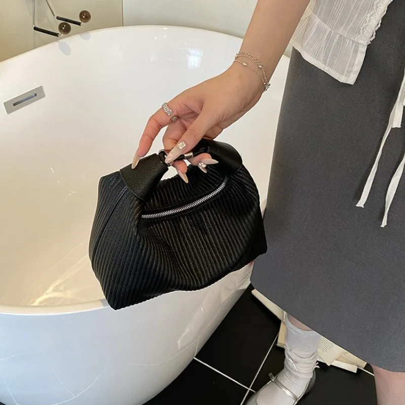 Sac fourre-tout de luxe haut de gamme pour femmes, avec éléments de conception tendance et fermeture magnétique, adapté aux dames urbaines modernes ​