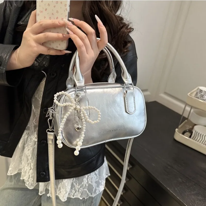 sac haut de gamme pour femme à une seule épaule, petit sac carré polyvalent et élégant, adapté aux sorties de trajet avec un détail d'arc