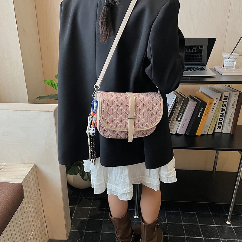 Sac seau élégant en Faux cuir pour femmes, fermeture à cordon avec détail de pompon, taille compacte pour les rencontres en plein air