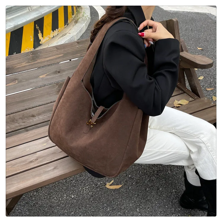 sac fourre tout rétro chic 2025, sac à main de style panier structuré pour femmes, sac à bandoulière à texture mate, sac de transport spacieux pour tous les jours