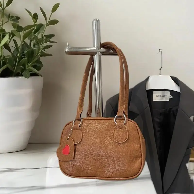 petit sac à main carré tendance pour femme ; fourre tout en cuir pu de haute qualité avec pendentif en forme de cœur, idéal pour les déplacements et les cadeaux