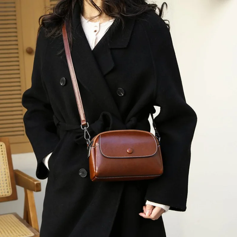 le sac fourre tout bidirectionnel chic pour les femmes peut être porté sur l'épaule ou comme un sac à main élégant