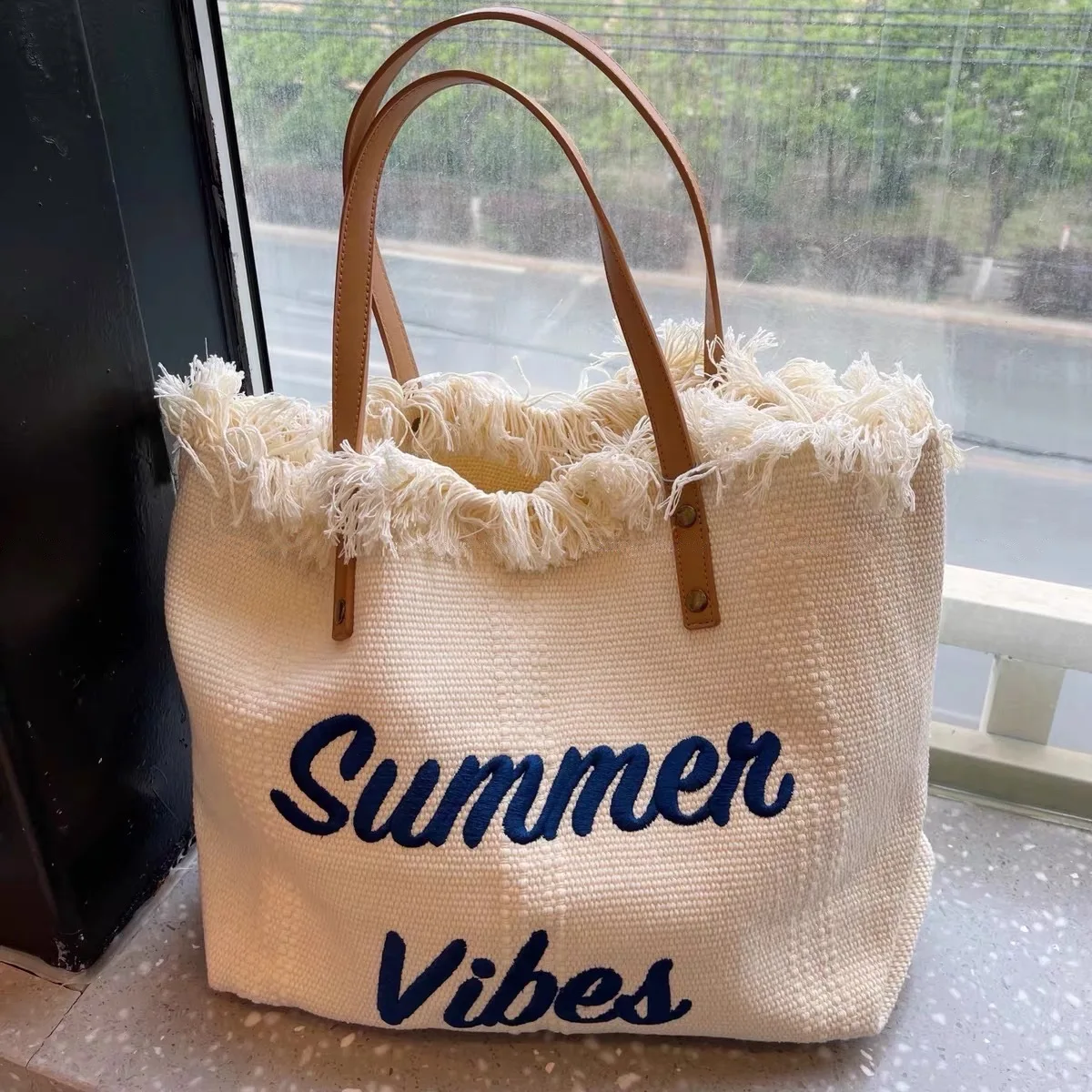 sac à main de grande capacité pour femme, fourre tout simple, design de niche, voyage, plage, pompon, lettre brodée, mode, 2022