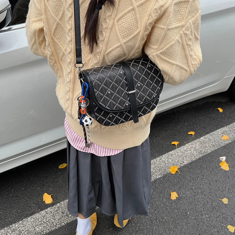 sac seau élégant en faux cuir pour femmes, fermeture à cordon avec détail de pompon, taille compacte pour les rencontres en plein air