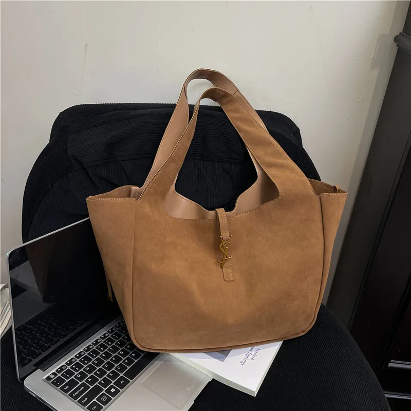 sac fourre tout rétro chic 2025, sac à main de style panier structuré pour femmes, sac à bandoulière à texture mate, sac de transport spacieux pour tous les jours