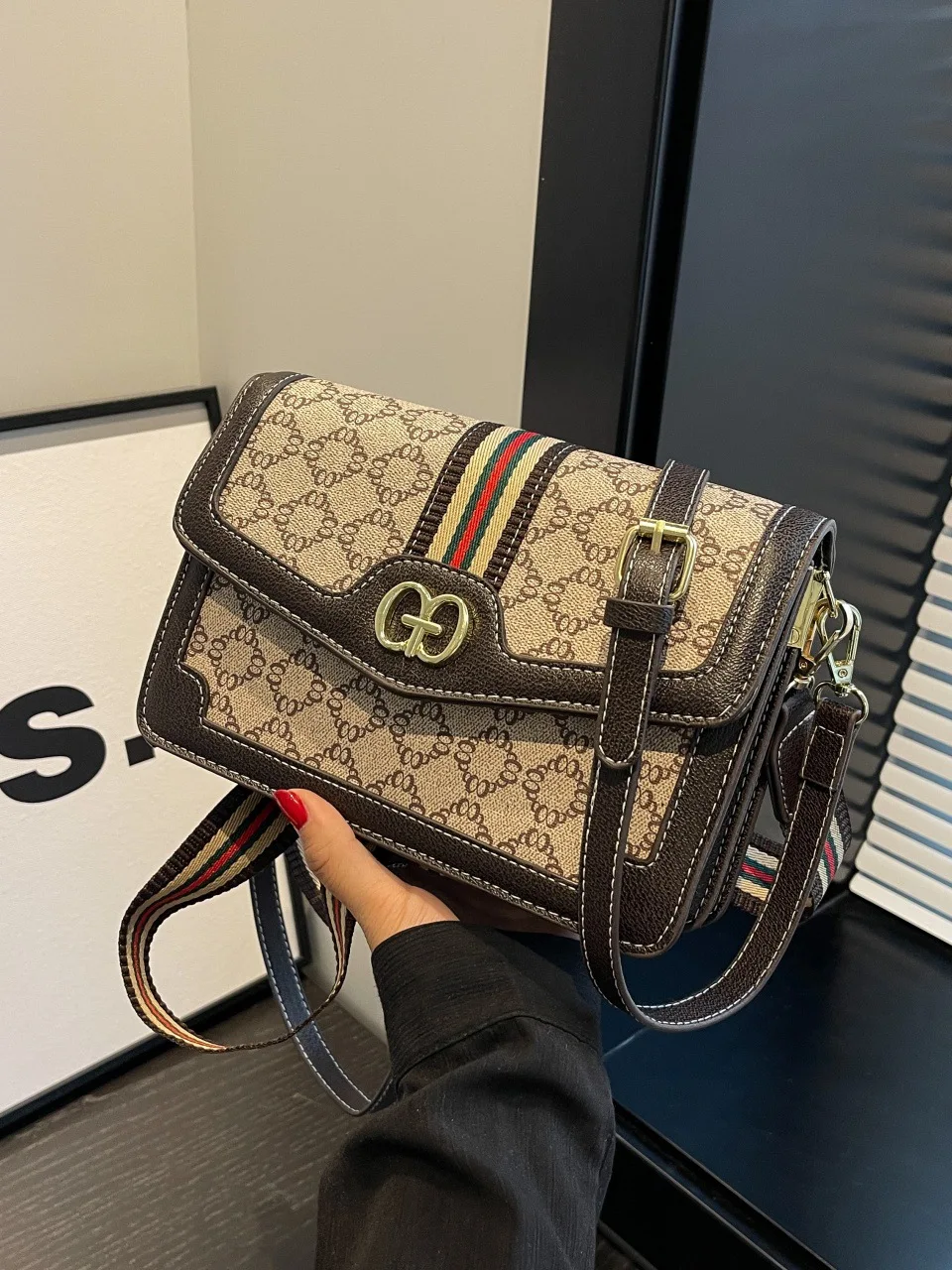 Petit sac à main rétro de style design, nouveau modèle de sac à bandoulière à la mode, classique, sac d'affaires à une épaule de haute qualité, 2025
