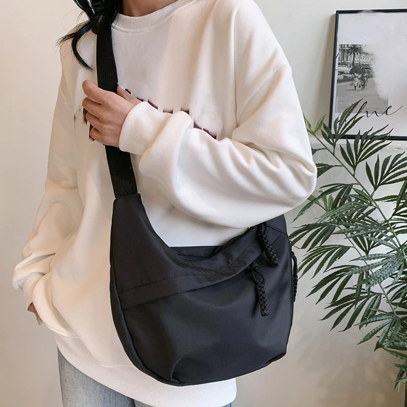 sac à main à bandoulière de nouveau style pour femmes, petit sac à bandoulière mini street à la mode, design léger et à une épaule.