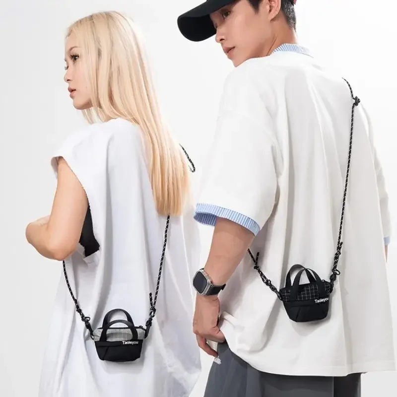 sac à main miniature chic en nylon pour femmes, design de niche avec pochette pour pièces de monnaie et écouteurs, sacoche à bandoulière, 2025