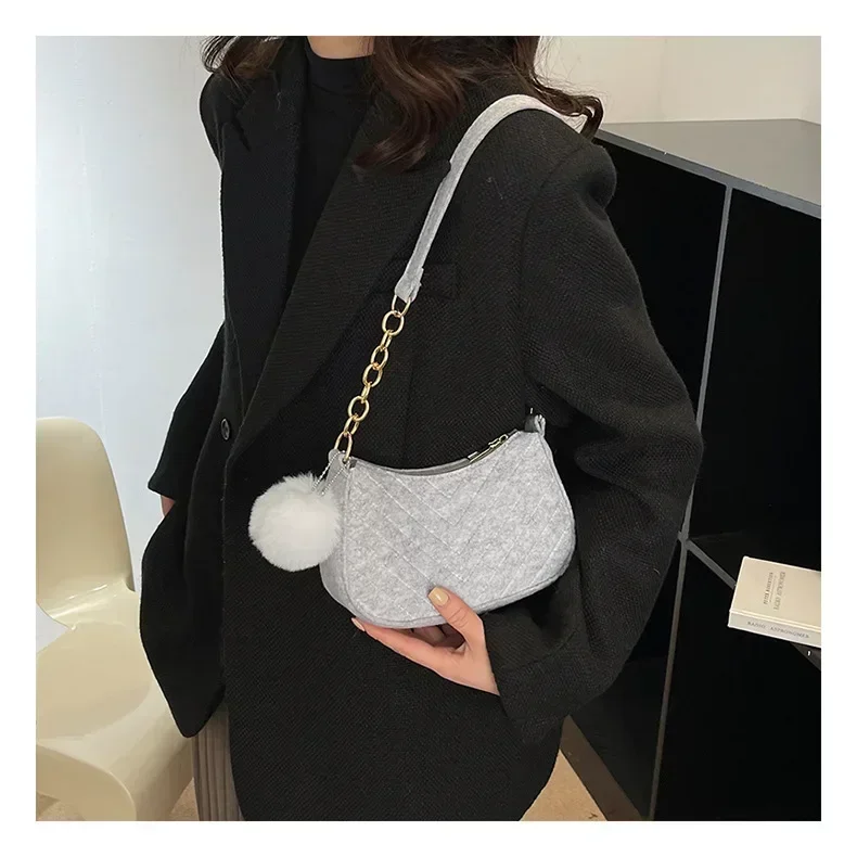 sac fourre tout élégant en cuir pour femmes, mini sac à bandoulière avec sangle en chaîne, sac à main décontracté sous les bras de couleur unie pour un usage quotidien