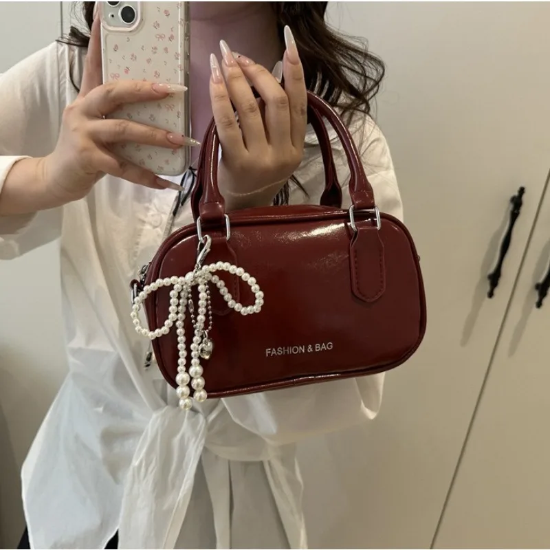 sac haut de gamme pour femme à une seule épaule, petit sac carré polyvalent et élégant, adapté aux sorties de trajet avec un détail d'arc