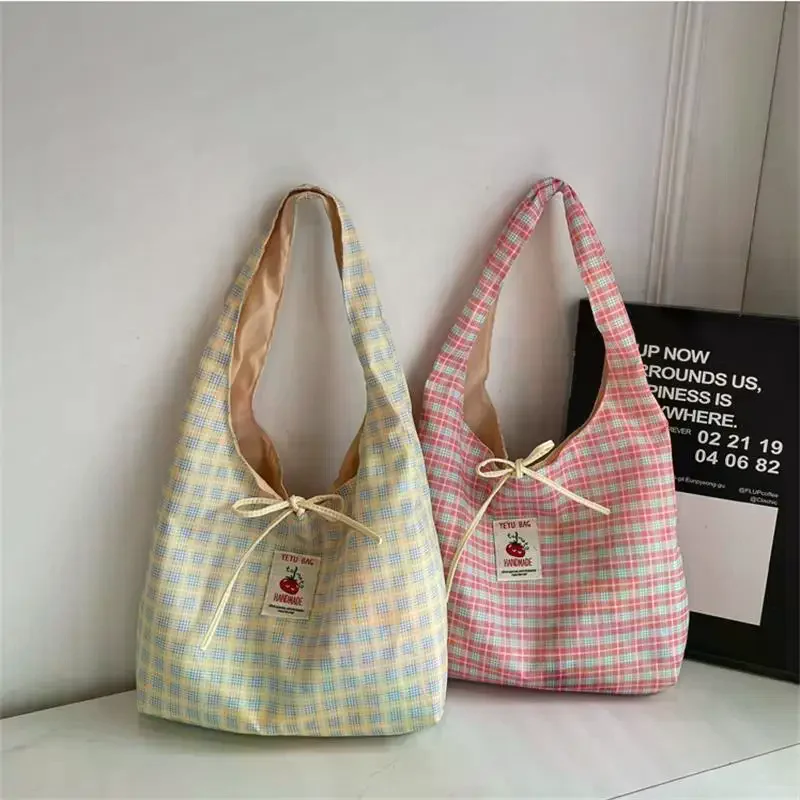 Sac à main élégant à carreaux et contrastés avec nœud de grande capacité ; Fourre-tout décontracté et chic pour femme ; Sac à bandoulière de banlieue en tendance ; Cadeau parfait