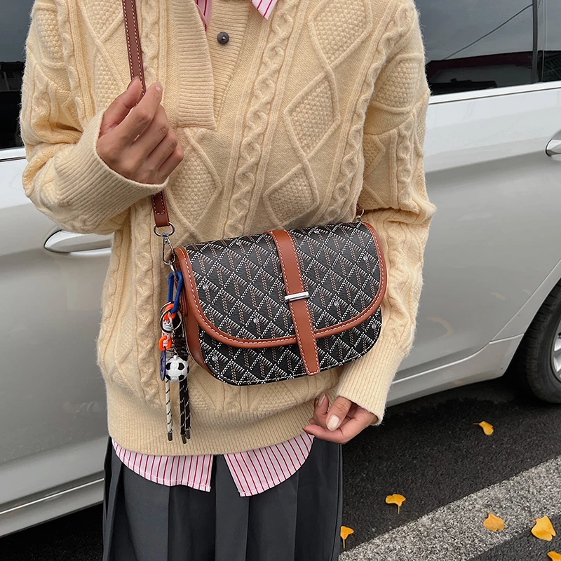 sac seau élégant en faux cuir pour femmes, fermeture à cordon avec détail de pompon, taille compacte pour les rencontres en plein air