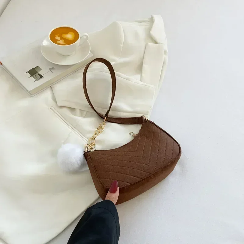 sac fourre tout élégant en cuir pour femmes, mini sac à bandoulière avec sangle en chaîne, sac à main décontracté sous les bras de couleur unie pour un usage quotidien