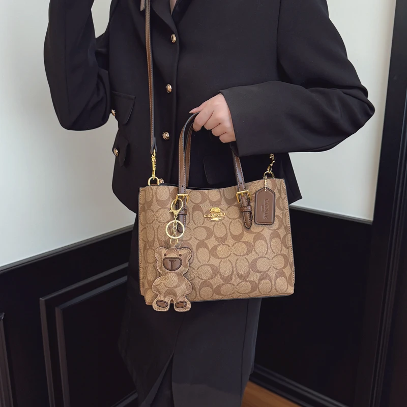 2025 Nouveau sac à main messager minimaliste chic à la mode dans le style parisien pour les femmes avec un design vintage en cuir et un logo de lettre