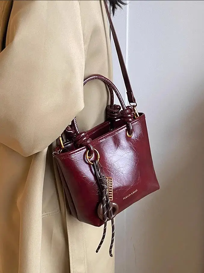 sacs à bandoulière à poignée supérieure avec pendentif pour femme, sac à main rouge, créateur de marque de luxe, mode initiée, fourre-tout, e27