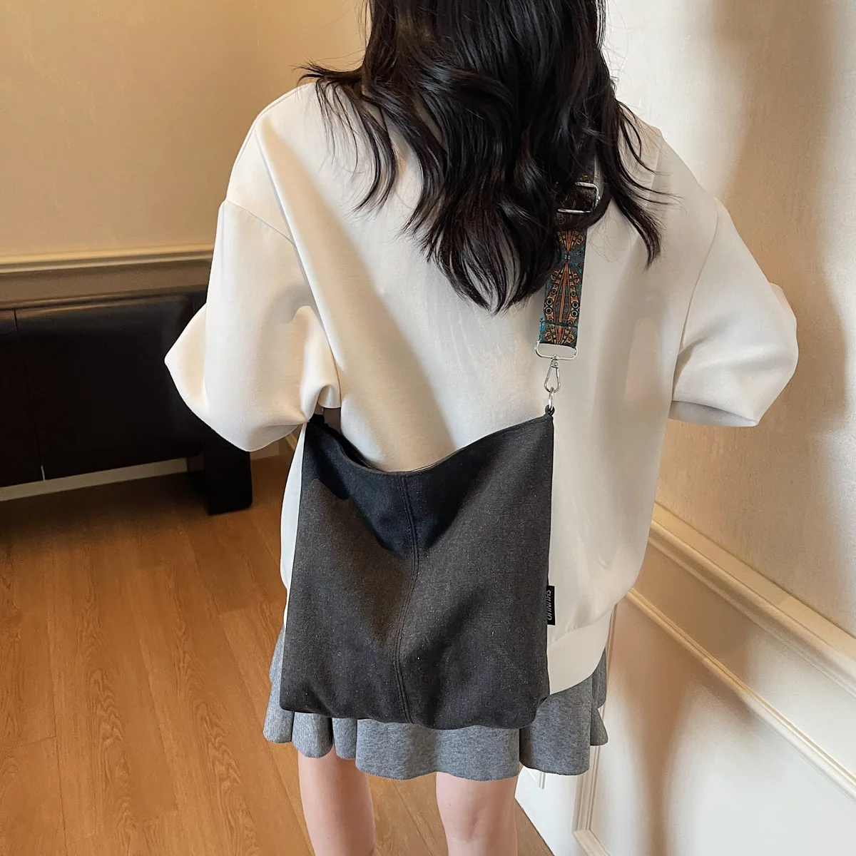 sac à bandoulière simple pour femmes, design de couleur unie, sac à bandoulière décontracté de grande capacité, large sangle réglable, sac seau rétro