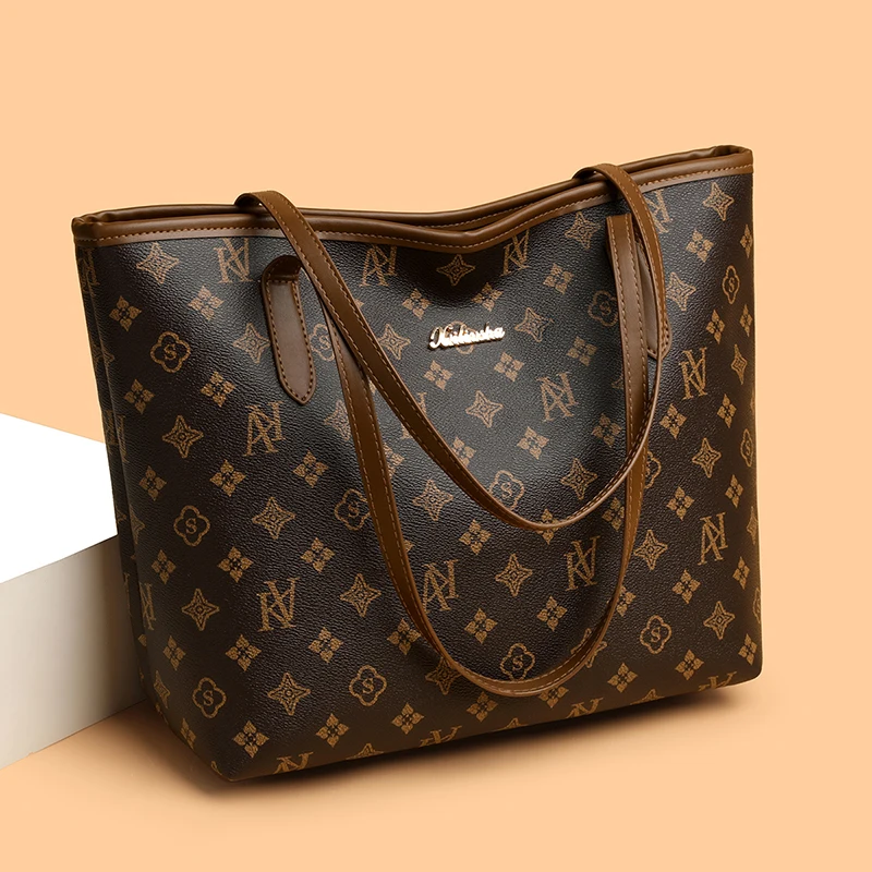 un sac fourre-tout de grande capacité avec un logo en métal à l'ancienne. conception classique à motif ancien, schéma de couleurs marron foncé avec une sensation vintage et élégante, embellissements exquis de logo de marque en métal, doubles poignées en cuir. grande capacité, adaptée aux déplacements quotidiens et au shopping, un sac résout les besoins du stockage de voyage, élégante et polyvalente, présentation de la qualité.