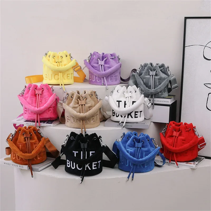 sacs seau en peluche pour femmes, sac à main de luxe de styliste, mode lettre imprimée, haute qualité, mignon, sac à bandoulière, nouvelle collection 2025