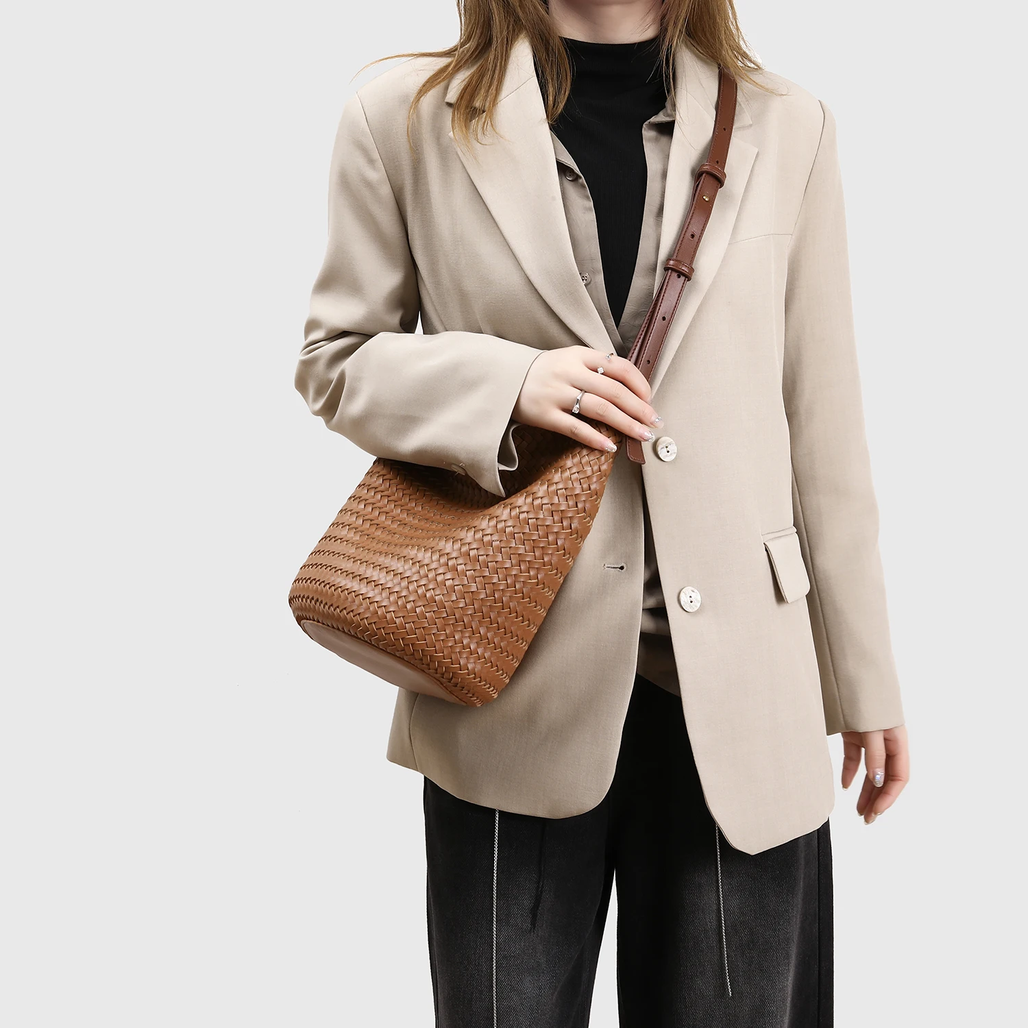 2025 nouveau dans vintage casual vacances voyage bandoulière livraison rapide tissage à la main seau sacs pour les femmes de luxe designer sac à main et sacs à main