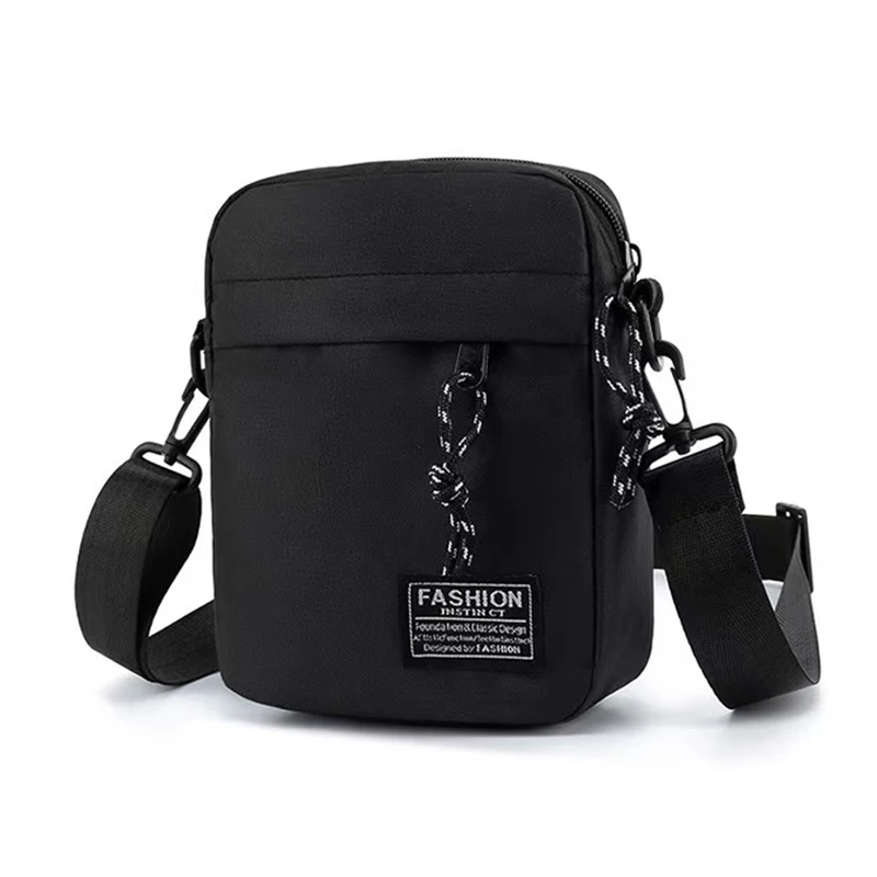 sac pour hommes, disponible dans un seul design à bandoulière ou à bandoulière, adapté à un usage quotidien pendant l'école. fabriqué en nylon.