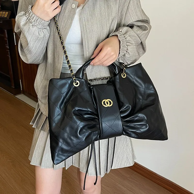 sac à bandoulière matelassé en velours pour femmes, sac à bandoulière élégant avec accent d'arc sous les bras, sac à bandoulière en fourrure douce, sac à main chic d'hiver