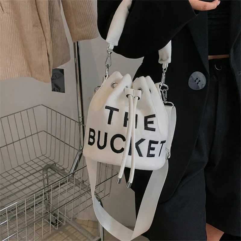sacs seau en peluche pour femmes, sac à main de luxe de styliste, mode lettre imprimée, haute qualité, mignon, sac à bandoulière, nouvelle collection 2025