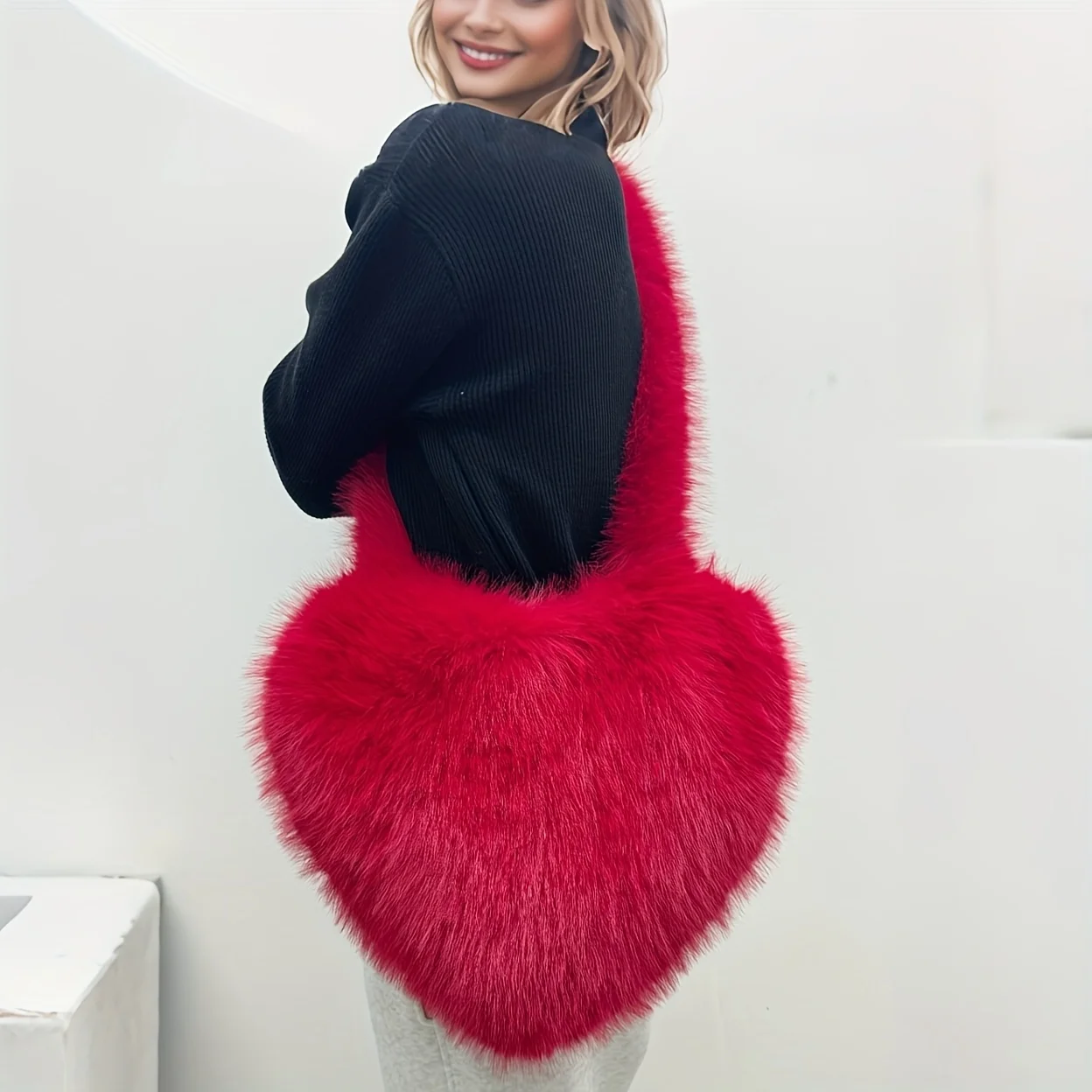 Sac à bandoulière en peluche Chic Heart – Style américain vintage, grande capacité, sac en fausse fourrure noire pour voyage et streetwear.
