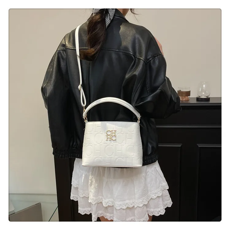  sac hobo spacieux courbé 2025 ss, sac à main à bandoulière convertible de niche pour femmes, fourre tout architectural jour à nuit, sacs pour femmes