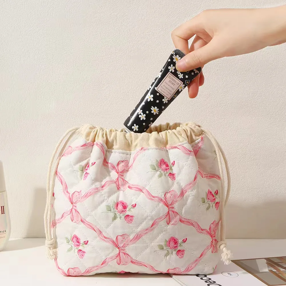 trousse de maquillage matelassée, trousse à cosmétiques florale, trousse de toilette de voyage mignonne, pochette à cordon esthétique douce rembourrée pour femmes et filles
