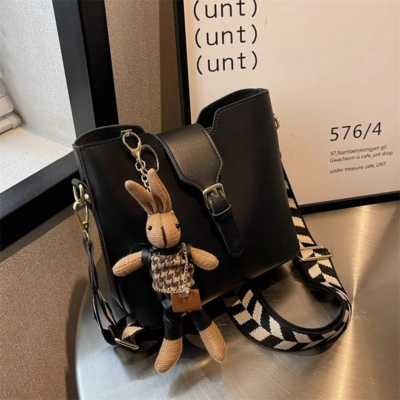 nouveau sac pour femme avec un toucher premium, sac seau à bandoulière à large sangle, design populaire incontournable à la mode et tendance